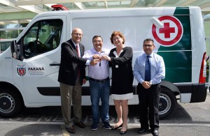 A Prefeita Beti Pavin recebeu a chave da nova ambulância das mãos do Secretário Estadual de Saúde, Michele Caputo.