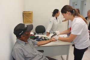 Durante todo o dia exames rápidos como aferição de pressão arterial e glicemia capilar foram realizados.