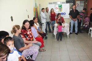  Os moradores dos bairros Santa Fé e São Domingos se reuniram para acompanhar a assinatura da ordem de serviço de pavimentação asfáltica.