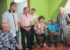 Os moradores se reuniram com a Prefeita Beti Pavin para acompanhar a assinatura da ordem de serviço de pavimentação asfáltica.