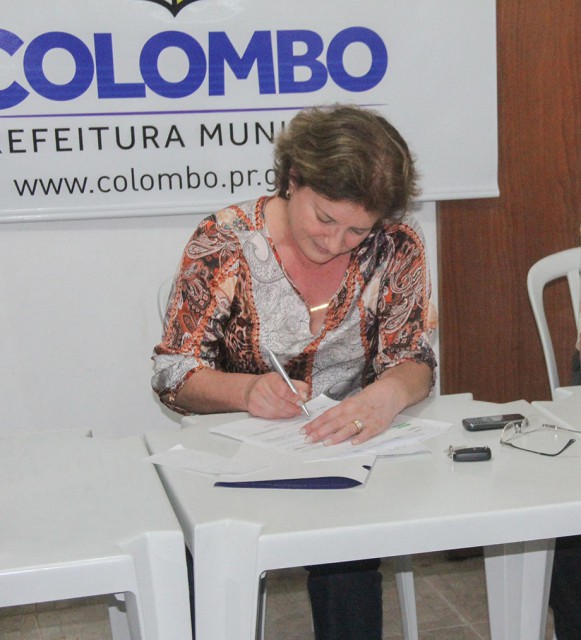 A prefeita de Colombo, Beti Pavin assinou a ordem de serviço de pavimentação asfáltica das Ruas Domingos Cavalli e Marcos Wosh e Rua Manoel Quinzani.