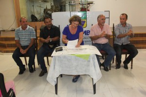 A Prefeita Beti Pavin se reuniu com os moradores para autorizar o início das obras de pavimentação asfáltica, na Rua Belo Horizonte.