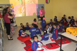 Cerca de 50 crianças participaram da primeira Contação de História, na Biblioteca Pública Municipal Rui Barbosa – Sucrusal Maracanã.