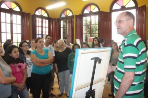 Durante a visita os alunos tiveram a oportunidade de conversar e trocar experiências com o artista que acompanhou a visita. 