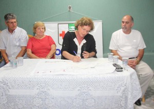 Prefeita Beti assina a ordem de serviço para asfaltar a rua João Taverna, no Jardim Monza, na casa do senhor Agenor Pereira da Silva