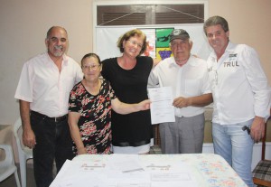 Na casa do senhor Antonio Aparecido Ribeiro a prefeita assinou a ordem de serviço para asfalto na rua Palotina, no Guaraituba 
