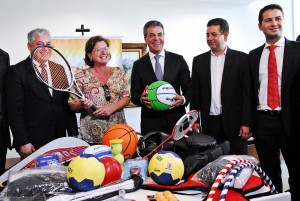 A Prefeita Beti Pavin participou da entrega oficial do kit esportivo na no Palácio Iguaçu.