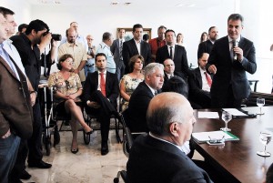 O Governador Beto Richa entregou o material para os representantes de 52 municípios paranaenses.