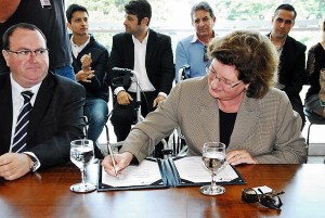 A Prefeita Beti Pavin participou na manhã desta quarta-feira, 11, de solenidade, no Palácio Iguaçu para assinatura de contratos de financiamento.
