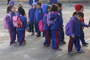 A Prefeitura iniciou a entrega das jaquetas de inverno que compõem os uniformes das escolas e CMEIs.