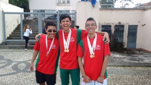 Atletas da Escola Municipal Heitor Villa Lobos recebendo suas medalhas da prova dos 400m rasos