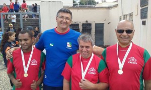 Atletas da Escola Municipal Heitor Villa Lobos recebendo suas medalhas da prova do arremesso do peso.