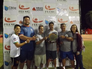 A delegação do Estado do Paraná recebeu o troféu de vice - campeão masculino.