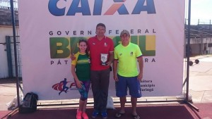 (da esquerda para a direita) Os professores do Departamento de Esportes, Izabela Cristine Martins Souza, José Vagner Leopoldino e Rodrigo da Silva com o troféu.