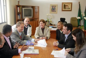 Assinatura do termo de adesão garante acesso do município  ao Programa Compra Paraná