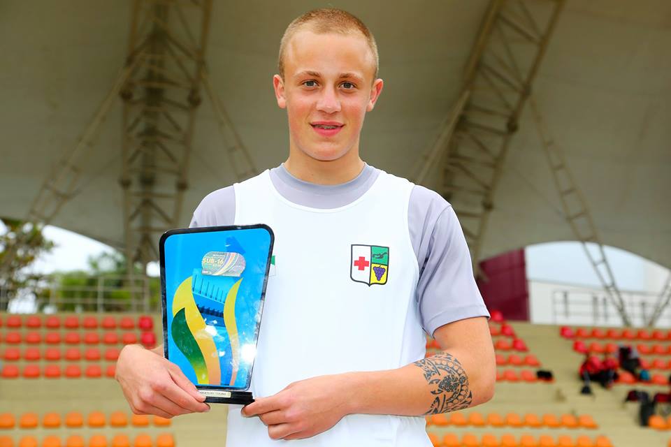 O atleta Vitor Gabriel Motin recebe o troféu de melhor atleta masculino da competição.