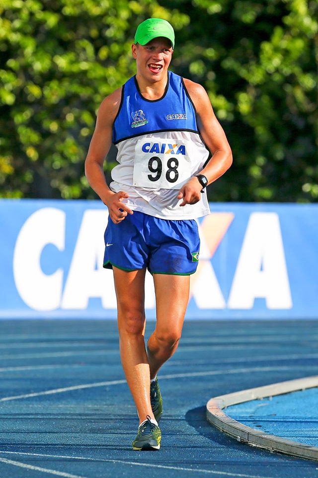 O atleta Paulo César Bestel Blum na chegada da prova dos 10.000m marcha atlética.