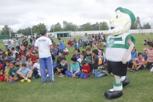 Os pequenos atletas das escolinhas esportivas dos bairros Vila Zumbi, Vila Liberdade e Ana Terra receberam os chocolates de Páscoa dos jogadores.