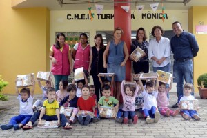 Os alunos do Centro Municipal de Educação Infantil, Turma da Mônica, tiveram esta semana, o material entregue pela prefeita Beti Pavin. 
