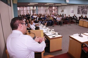 O secretário municipal de Saúde, Darci Martins Braga compareceu ao plenário Tancredo de Almeida Neves, da Câmara Municipal de Colombo.