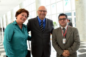 A Prefeita Beti Pavin acompanhada do Secretário de Saúde, Darci Martins Braga e o Deputado Estadual Luiz Claudio Romanelli.