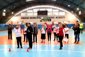A II Gincana Esportiva, que envolve os idosos dos Centros de Convivência, lotou o Ginásio Leandro Alberti, no Guaraituba. 
