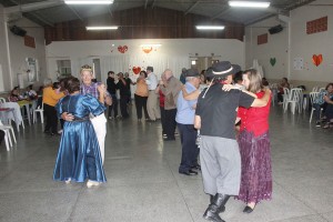 A Secretária de Assistência social promove o Baile de Dia das Mães nos Centros de Convivência. 