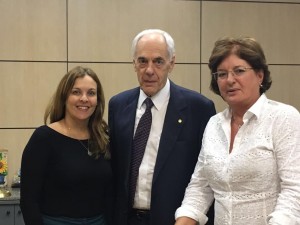 A Prefeita Beti Pavin acompanhada do Deputado Federal Reinhold Stephanes e da Secretaria de Educação Profissional e Tecnológica (Setec) do Ministério da Educação (MEC), Eline Neves Braga Nascimento.