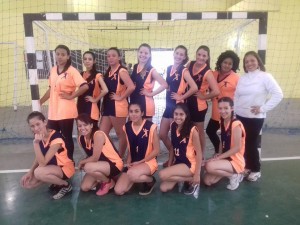 A equipe do Colégio Estadual Bento Munhoz da Rocha Neto é campeã da modalidade de handebol, na categoria feminino A