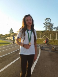 A atleta Karine Leticia da Silva do Colégio Estadual Presidente Abraham Lincoln campeã da prova de salto em distância e vice dos 250m.