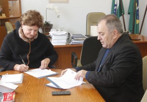 Assinatura do termo de compromisso que assegura o serviço de apoio as Micro e Pequenas Empresas, através do Ponto de Atendimento instalado no município.