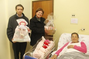 A Prefeita  visitou a família da pequena Maria Laura e parabenizou os pais pelo nascimento do bebê.