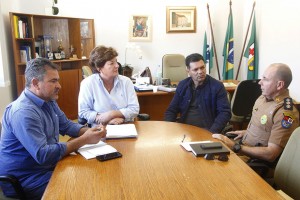 Em reunião com o coronel Ramos, Beti Pavin esteve acompanhada do presidente da Câmara, Vagner Brandão e do vereador Sidinei Campos 