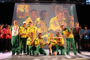 A seleção brasileira recebendo o título de campeã durante o Campeonato Mundial Escolar de Atletismo. 