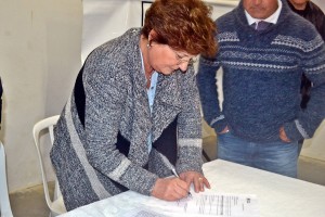 Beti Pavin assina ordem de serviço para início imediato das obras de asfalto nas ruas Minas Gerais e das Macieiras