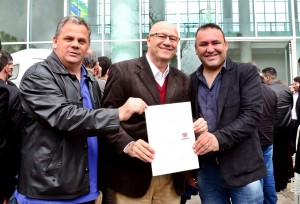 O vice-prefeito, Sergio Pinheiro recebe os recursos acompanhado do deputado estadual, Luiz Claudio Romanelli e do vereador Marquinhos Berlesi