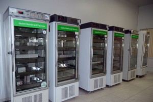 O equipamento protege a sala de armazenamento, com sete geladeiras e seis câmaras de conservação - com capacidade de armazenamento de três mil doses. 