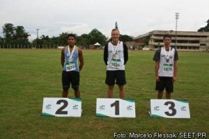 O podium da prova do lançamento de disco com o campeão atleta Vitor Motin ao lado do atleta André Felipe Estevam, 3º colocado. 