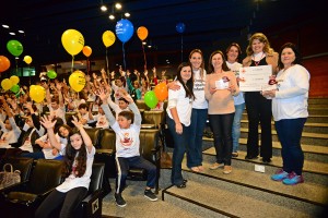 Alunos da Escola Municipal Cristóvão Colombo receberam um prêmio de 15 mil reais pela participação no Programa de Combate ao Trabalho Infantil com o projeto “Resgate a Infância”.