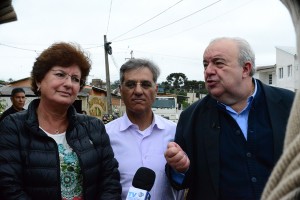 Prefeita Beti, o secretário de Estado, José Richa Filho e o Prefeito Rafael Greca acompanham o início dos trabalhos na ponte entre o Campo Alto (Colombo) e a Vila Esperança (Curitiba)