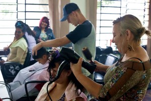 Durante a programação, o CRAS Roça Grande disponibilizou diversos serviços gratuitos a população do bairro Osasco, como por exemplo, corte de cabelo. 