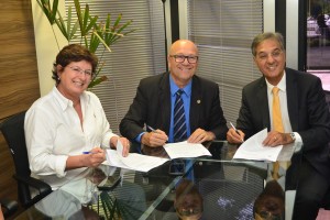 A Prefeita Beti Pavin, o Deputado Estadual Luiz Claudio Romanelli e o Secretário de Estado de Infraestrutura e Logística, José Richa Filho durante a assinatura do convênio.