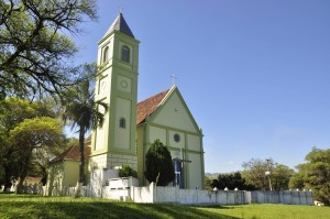 Igreja São Pedro – Nossa Senhora de Caravaggio recebe a maior procissão religiosa do município