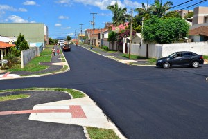 Rua recebeu obra completa com sistema de drenagem, calçadas, meio fio e paisagismo