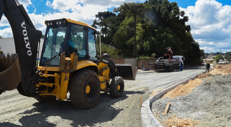 As obras, que fazem parte do Programa Pavimentação nos Bairros, possui uma extensão de 160 metros e contará com asfalto, meio fio e passeio em um dos lados da via pública.