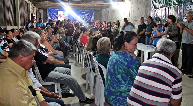 APrefeita Beti Pavin, acompanhada do vice-prefeito Sergio Pinheiro assinaram a ordem de serviço para a pavimentação das Rias Laranjeiras, Araçaeiro, Mangueira e Gabirobeira.