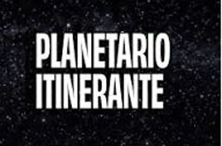 As palavras Planetário Itinerante em letras brancas sobre um céu estrelado